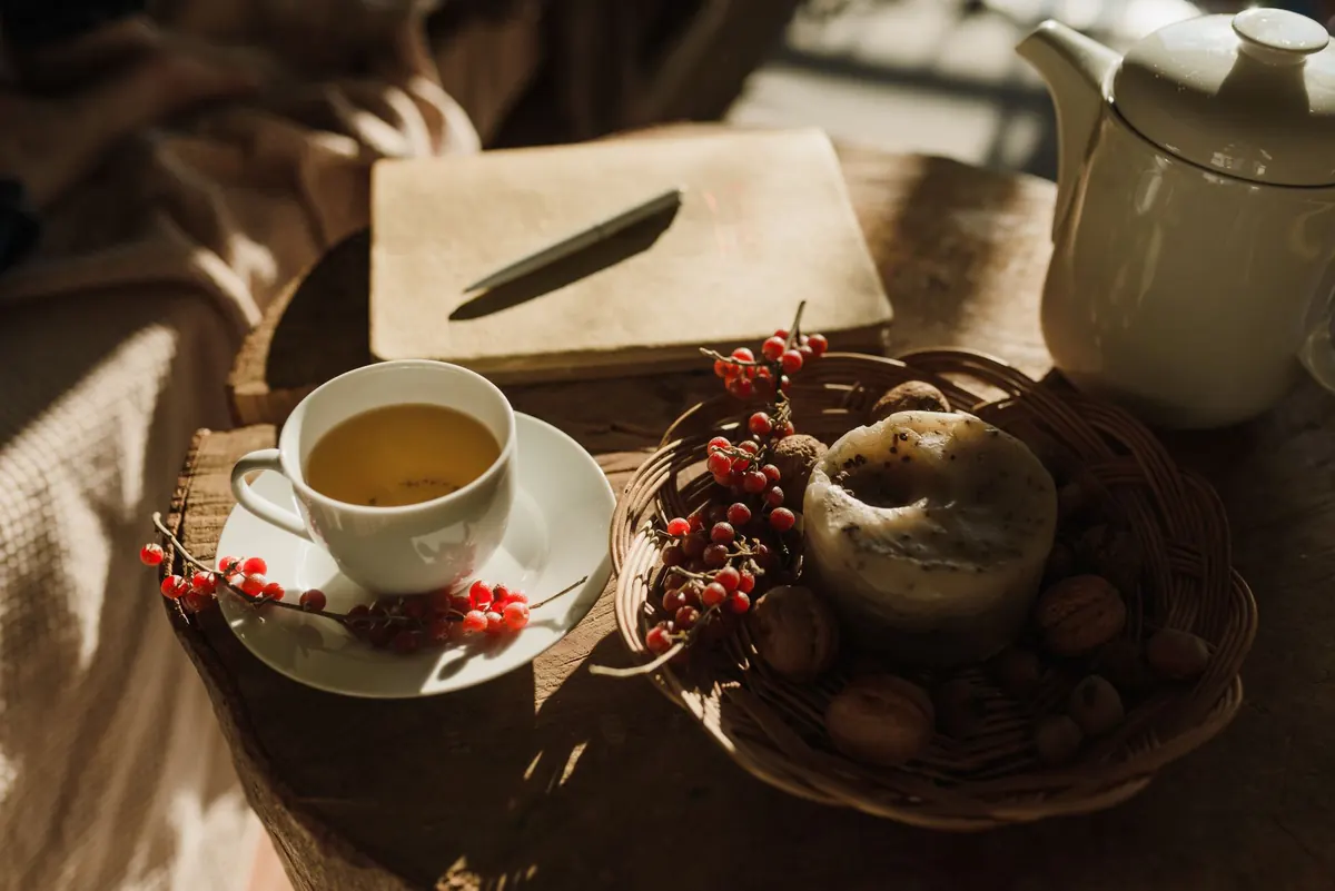 30 Autumn Writing Prompts for Cosy Evenings